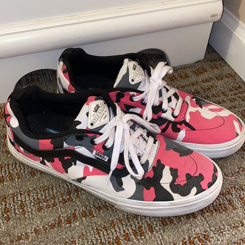 Pink camo vans 👟👟